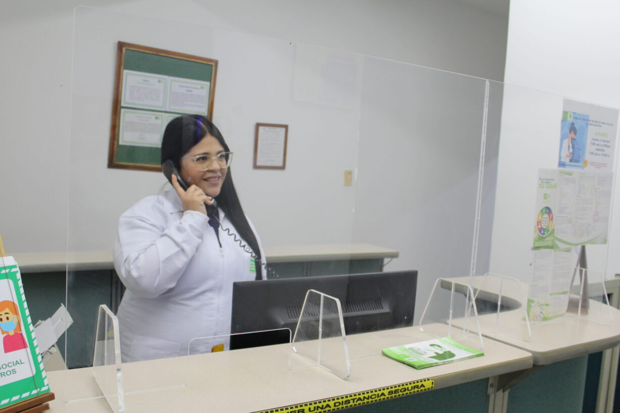 Fotografía de una mujer en la recepción del Laboratorio Clínico